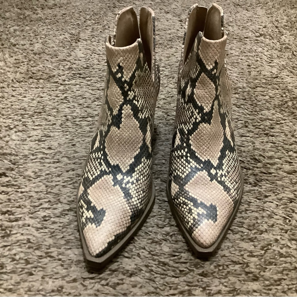 Vince Camuto Gigietta snakeskin pointed toe bootie Never worn
